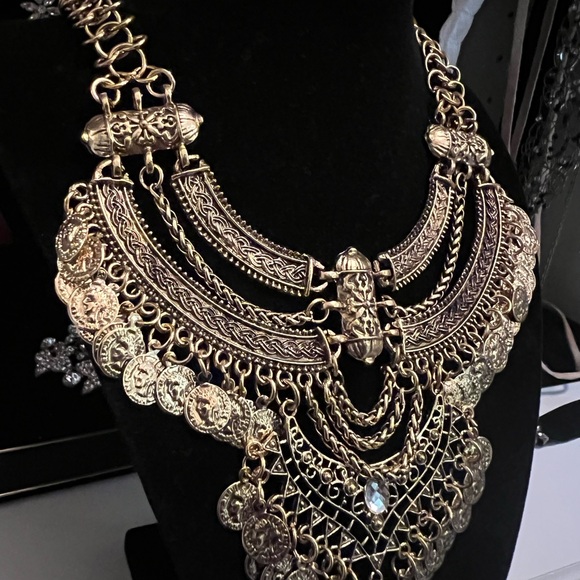 This Vintage Boho Gold Coin Jewelry Set Necklace + Earring Set is all the rage! - Picture 12 of 13